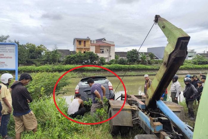 Proses evakuasi Toyota Avanza (dalam lingkaran merah) yang tercebur ke kanal Tritura Antang Jl Inspeksi Kanal Tamangapa Utara, Bangkala, Manggala, kota Makassar, Sulawesi Selatan