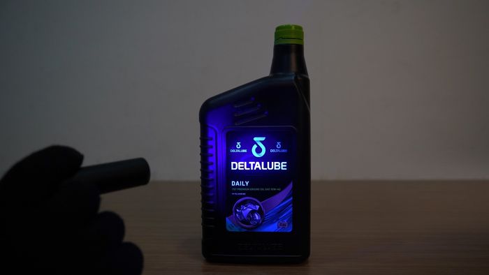 Terdapat invisible ink yang hanya terlihat dengan sinar UV