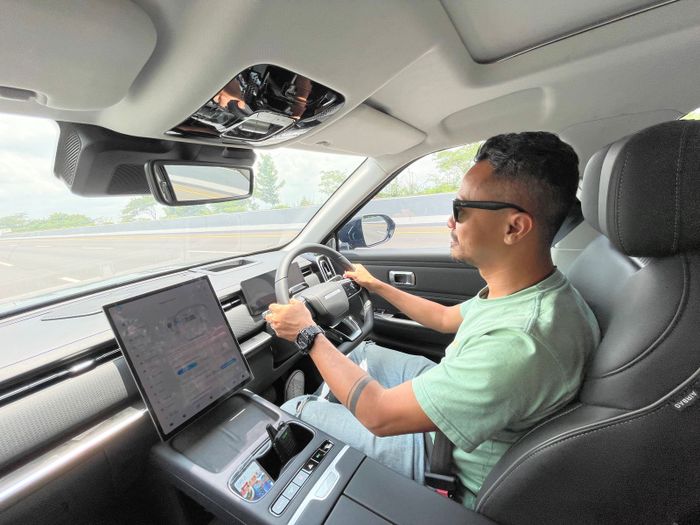 Dilengkapi 19 fitur ADAS dan layar 14,8 inci di tengah