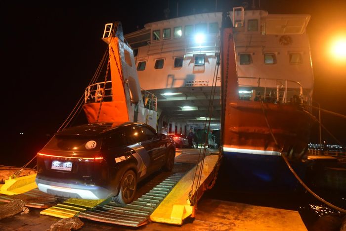 JAECOO J7 SHS saat hendak menyebrang ke pulau Bali