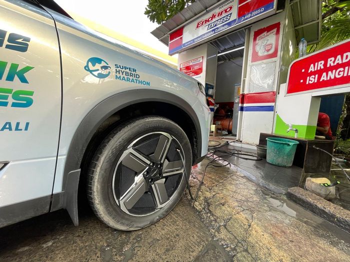 Set tekanan angin ban sesuai ketentuan