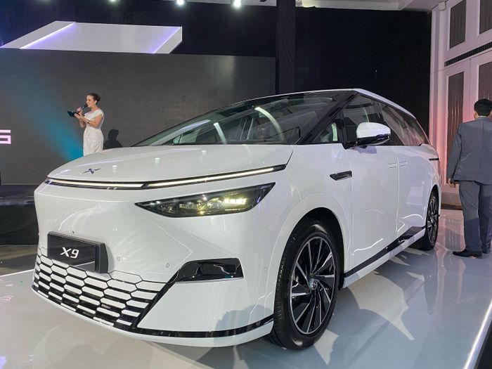 XPENG X9 saat diperkenalkan di Indonesia.