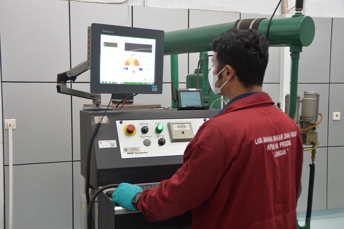 RON diuji menggunakan mesin CFR F-1 dengan metode ASTM D2699.