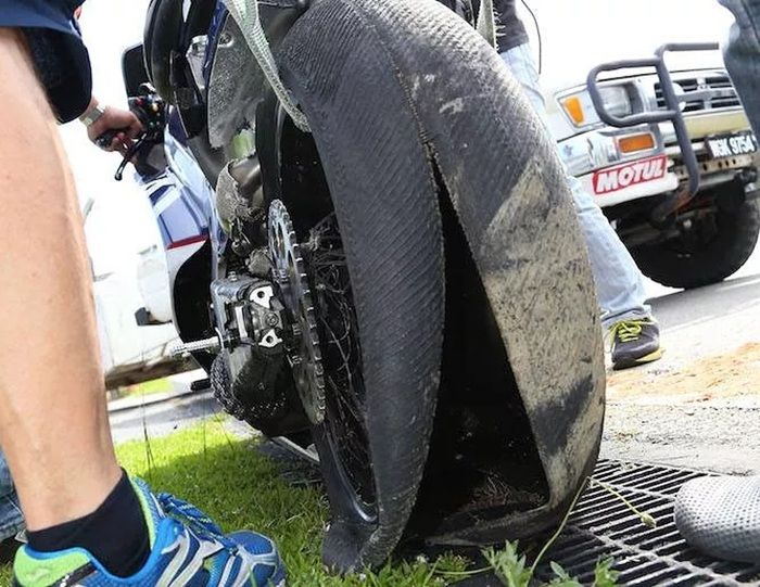 Kejadian Loris Baz 2016 silam menjadi momentum aturan tekanan ban MotoGP