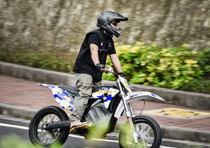 Pindad MotoEV supermoto dengan mesin listrik
