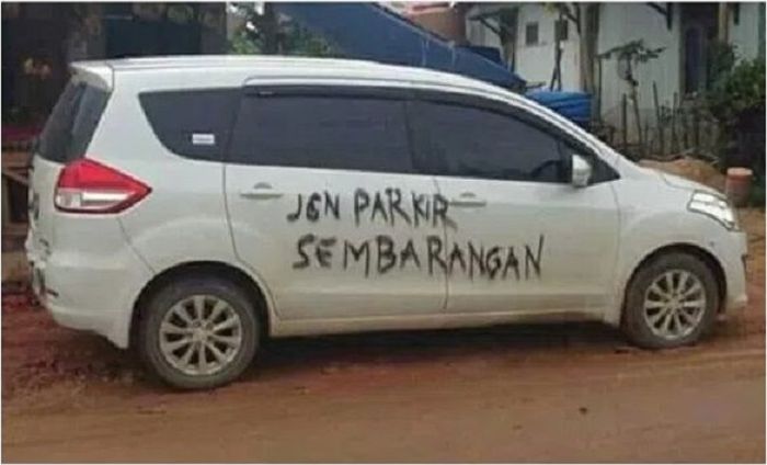 Ilustrasi parkir sembarangan membuat Suzuki Ertiga dicoret-coret tulisan menohok