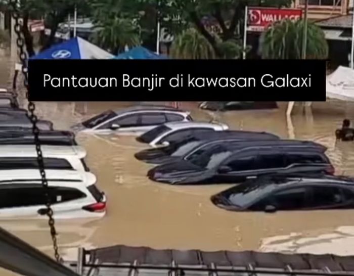 Mobil terendam banjir di kawasan Galaxy, Bekasi, Jawa Barat.