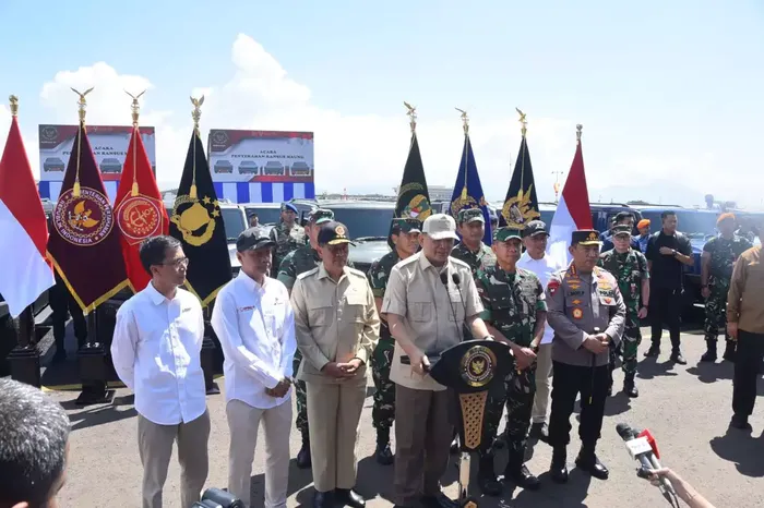Menteri Pertahanan RI, Sjafrie Sjamsoeddin bersama jajaran petinggi TNI Polri dalam penyerahan Maung MV3 Pindad ke TNI dan Polri di Lanud Husein Sastranegara, Bandung