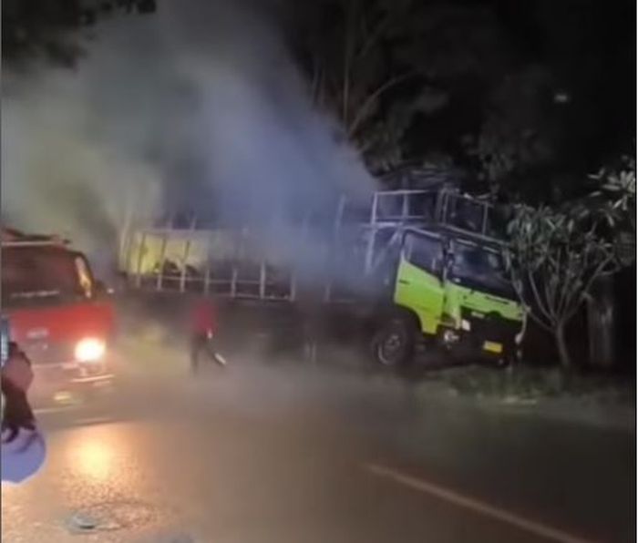 Kondisi truk pengangkut yang terbakar bersama 46 unit motor setelah berhasil dipadamkan di wilayah wilayah Torgamba, Labuhanbatu Selantan (Labusel), Sumatera Utara (Sumut)
