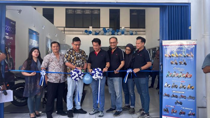 Peresmian dealer TVS Balaraja berlangsung meriah dengan seremonial pemotongan pita dan tumpeng yang dihadiri oleh sejumlah tamu undangan