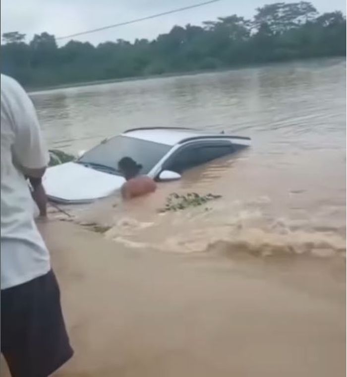 Toyota Rush yang terseret banjir di Kp Nawit, desa Kertarahayu, Setu, kabupaten Bekasi, Jawa Barat, (4/3/25) pagi.