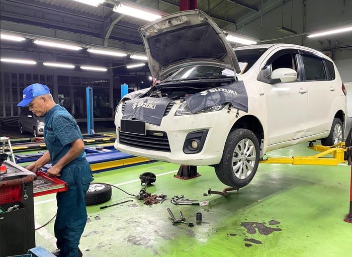 Ilustrasi perawatan ganti spare part Suzuki Ertiga di bengkel resmi Suzuki