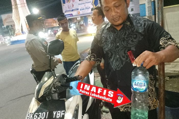 Olah TKP wanita ODGJ bakar motor anggota Polisi Bripka Janu menggunakan Pertalite di Rantau Prapat, Labuhanbatu, Sumatera Utara
