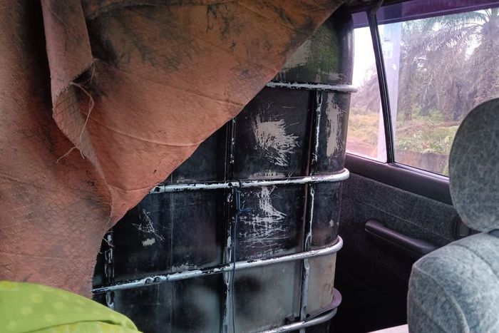 Baby tank berkapasitas 1.000 liter terpasang di dalam kabin Toyota Kijang Krista untuk menimbun Solar dari beberapa SPBU di Sumatera Utara