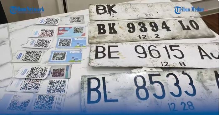 Puluhan barcode dan pelat nomor palsu yang digunakan pemilik Toyota Kijang Krista untuk beli Solar di SPBU