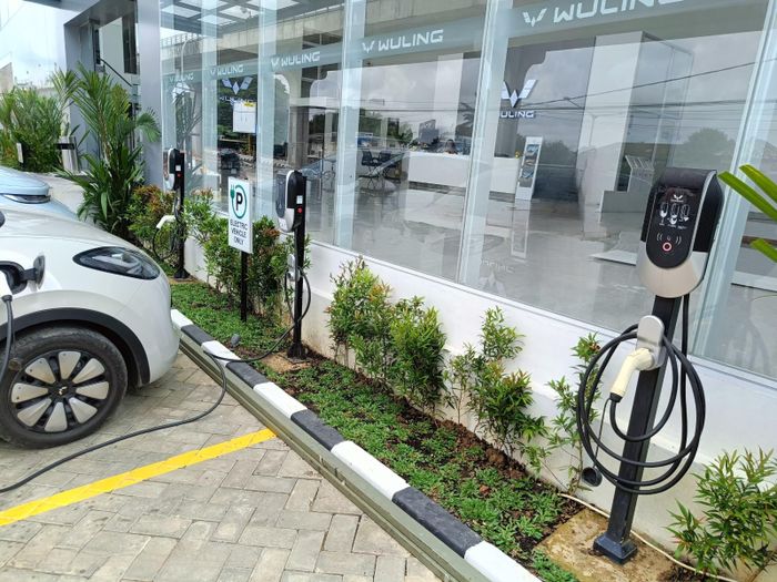 Dealer Wuling Maju Motor Palembang memiliki 3 buah AC Charging 7kW untuk kebutuhan seluruh pelanggan Wuling EV.