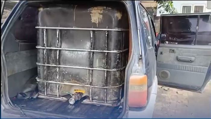 Baby tank kapasitas 1.000 liter yang ditanam di dalam kabin Toyota Kijang Krista untuk menimbun Solar