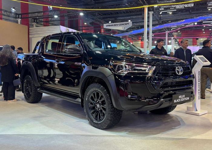 detail tampilan Toyota Hilux Black Edition yang meluncur di India