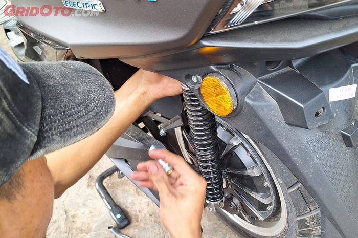 Mulai dari dipotong sampai diganjal ring agar ban belakang besar masuk di Polytron Fox R