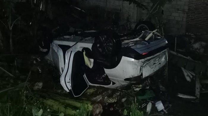 Kondisi Honda HR-V usai dihantam KA Singasari di dusun Genengan, desa/kecamatan Sanankulon, Blitar, Jawa Timur