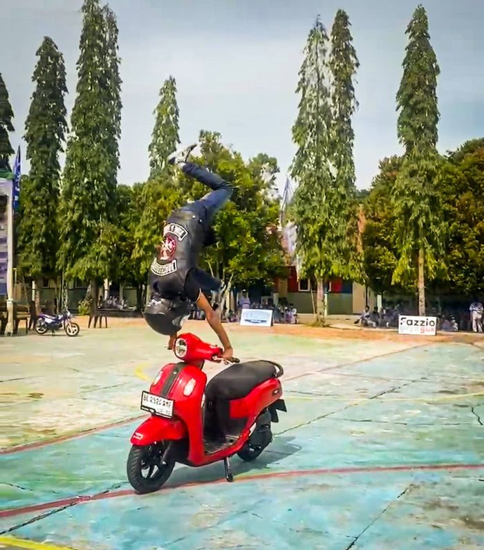 Aksi freestyle Azis Fairu saat workshp SHABAR (Sharing Bareng Komunitas)