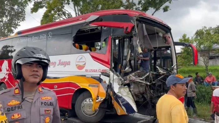 Kondisi Bus PO Gumarang Jaya yang terlibat kecelakaan dengan truk tronton di jalan raya Padang-Solok, Cupak, Gunung Talang, Solok, Sumatera Barat