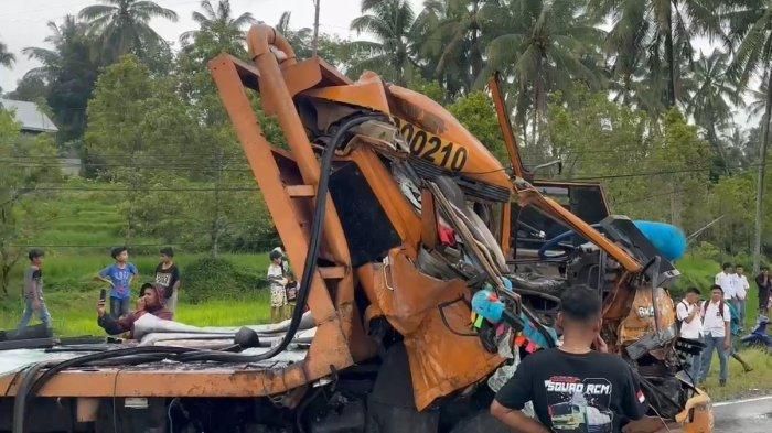 Truk tronton gepeng setelah terlibat kecelakaan dengan bus PO Gumarang Jaya di jalan raya Padang-Solok, Cupak, Gunung Talang, Solok, Sumatera Barat