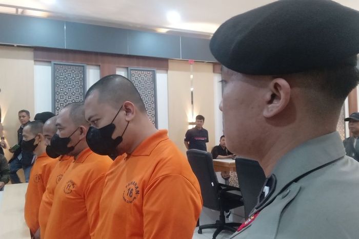 Empat sindikat pembuatan STNK palsu yang mengaku dalam perlindungan Negara Kekaisaran Sunda Nusantara Majelis Agung Sunda Archipelago (M.A.S.A)