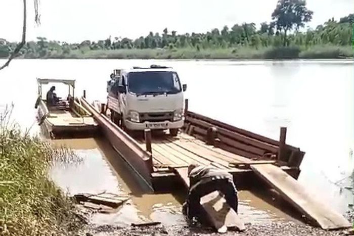 Isuzu Traga seberangi sungai di Nunukan, Kalimantan Utara menggunakan perahu khusus dengan tarif Rp 250 ribu sekali lewat