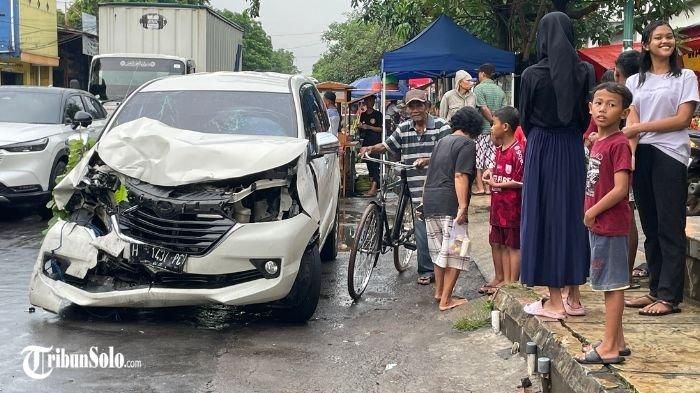Kondisi Toyota Avanza yang adu banteng dengan Isuzu Traga di depan pasar Grogol, Sukoharjo, Jawa Tengah