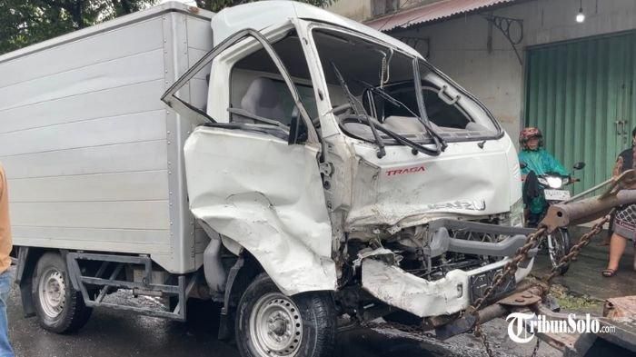 Isuzu Traga yang ditabrak Toyota Avanza di depan pasar Grogol, Sukoharjo, Jawa Tengah