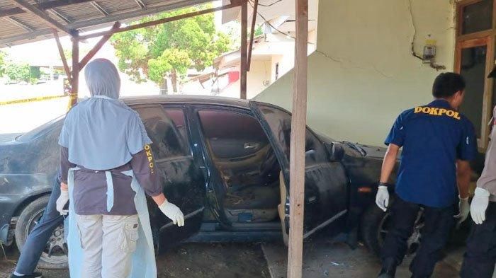 Tim Biddokes Polda Jatim saat mengevakusi dan mengidentifikasi jasad manusia sisa kerangka tulang belulang di dalam Honda Accord VTIL milik mantan Kanit Reskrim Polsek Ujungpangkah