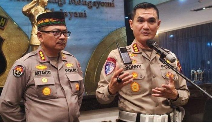 Dirlantas Polda Jateng Kombes Pol Sonny Irawan (kanan) didampingi Kabid Humas Polda Jateng Kombes Pol Artanto menyampaikan penerapan skema one way dalam menghadapi arus mudik dan arus balik lebaran 2025 saat konferensi pers di Mapolda Jateng, Kota Semarang (13/3/2025)
