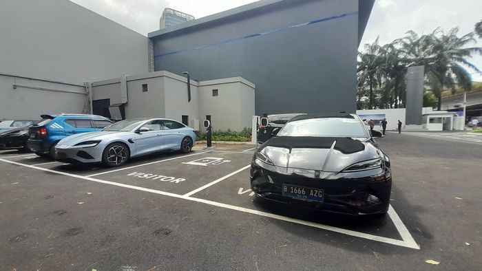 Charging Station dealer BYD di Gatot Subroto, Kuningan, Jakarta Selatan