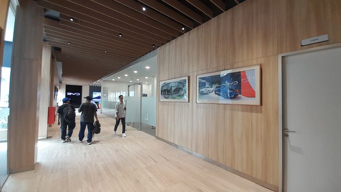 Dealer BYD di Kuningan nampak begitu luas