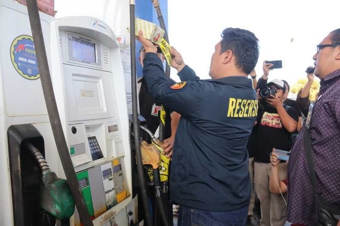Polisi menyegel salah satu dispenser SPBU di Jalan HM Noerdin Panji, Kebun Bunga, Sukarami, Palembang