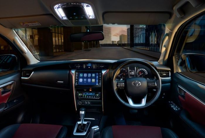 tampilan dasbor Toyota Fortuner Legender