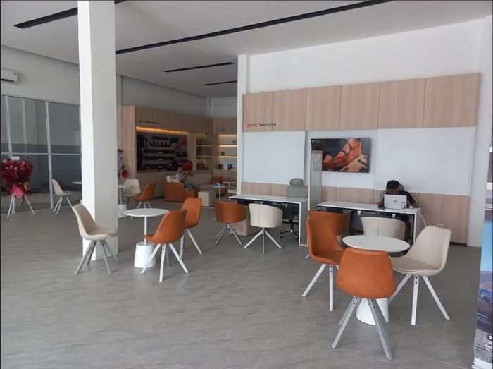 Suasana di dalam dealer BAIC ke-9 di Pekanbaru, Riau