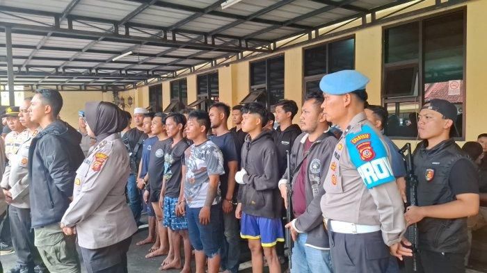 Penangkapan 21 anggota geng motor Brigez yang mengeroyok seorang juru parkir bernama Rizal Setiawan (24) hingga tewas di minimarket Cimaung, kabupaten Bandung