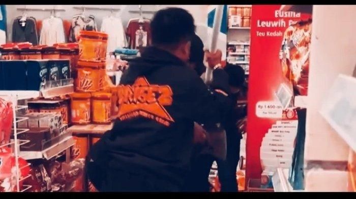 Cuplikan layar anggota geng motor Brigez mengeroyok seorang juru parkir di dalam minimarket wilayah Cimaung, kabupaten Bandung, Jawa Barat hingga tewas