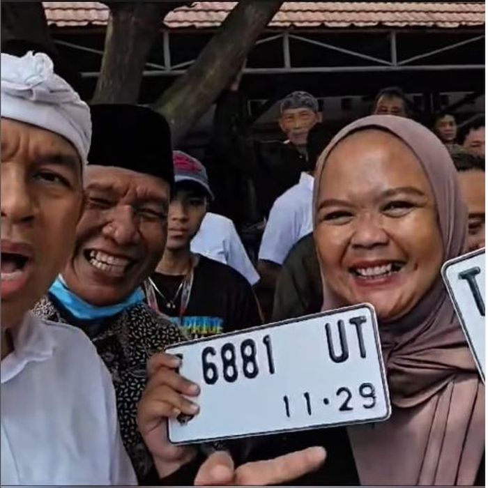 Gubernur Jawa Barat, Dedi Mulyadi mengunjungi samsat di Subang dan buktikan tunggakan pajak kendaraan belasan tahun langsung lunas