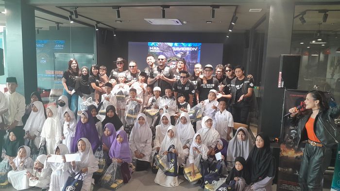 Acara dibuka dengan penyerahan donasi untuk Panti Asuhan Amanah Petukangan, Kebayoran Lama