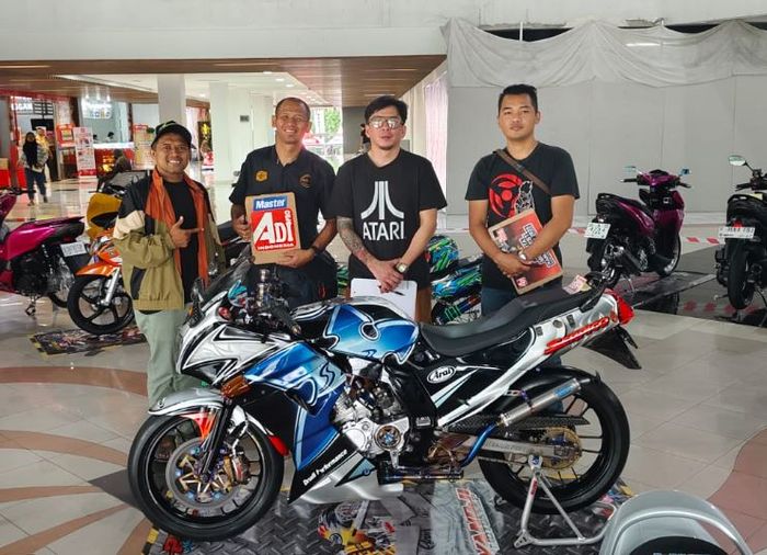 Modification Contest Jakarta Motofest dinilai oleh tiga juri, Bro Aan dan Panji dari otomotif group serta Bro Yayank dari Speed King Garage Bandung