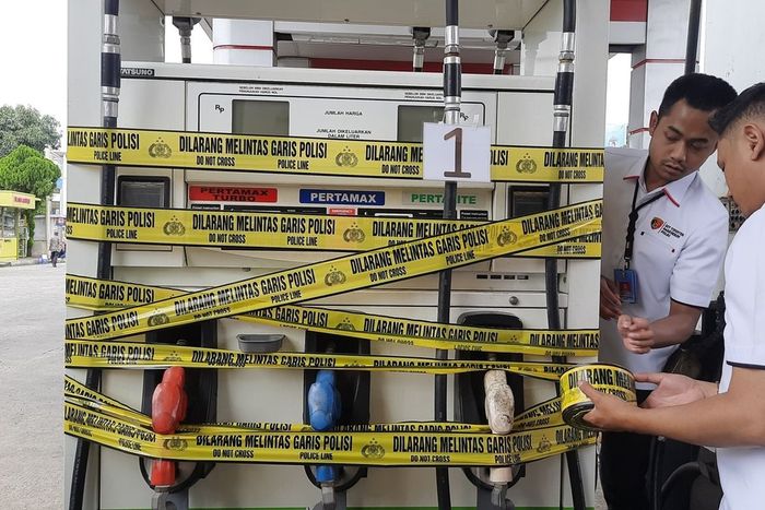Penyegelan mesin dispenser SPBU 34.16712 Sentul di Kecamatan Sukaraja, Kabupaten Bogor, Jawa Barat karena kurangi takaran 4 persen tiap 20 liter Pertalite dan Pertamax