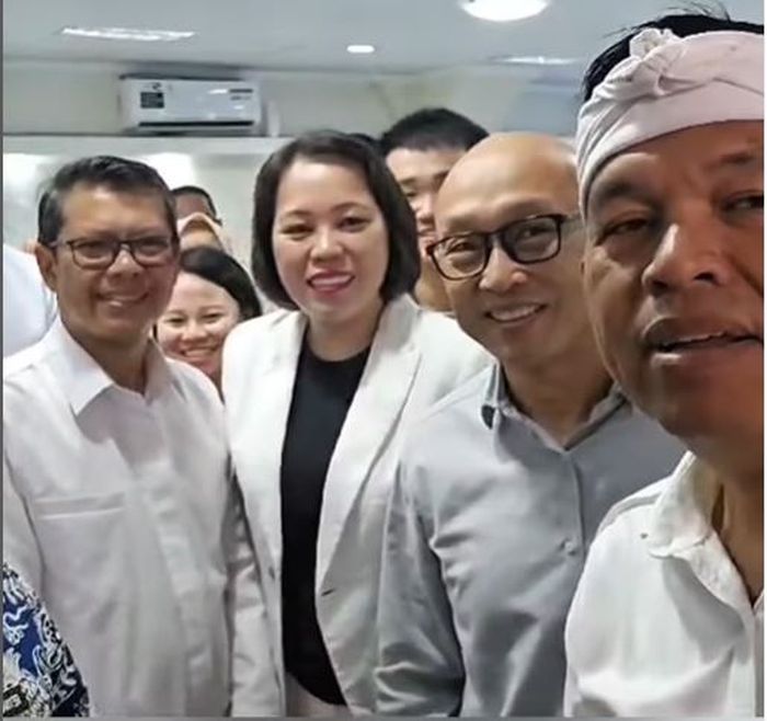 Gubernur Jawa Barat, Dedi Mulyadi usai rapat dengan pengelola kawasan industri Subang Smartpolitan yang menghasilkan 18.000 lowongan kerja