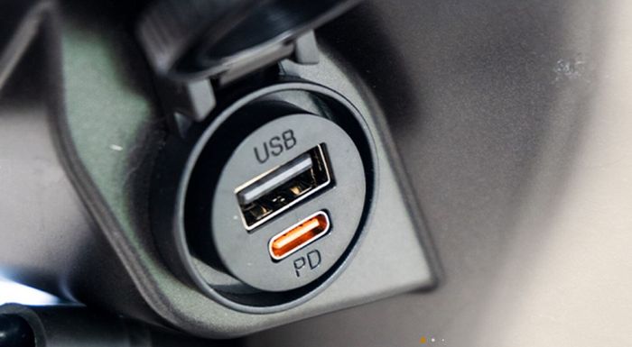 disediakan juga port pengisian daya USB type-A dan type-C