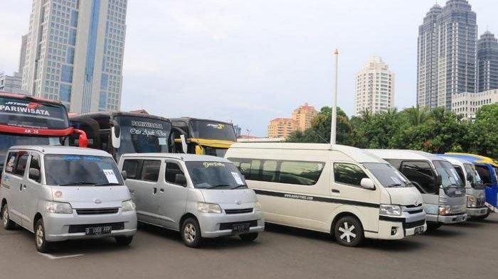 Deretan mobil yang dipakai travel gelap selama mudik lebaran diamankan Polda Metro Jaya