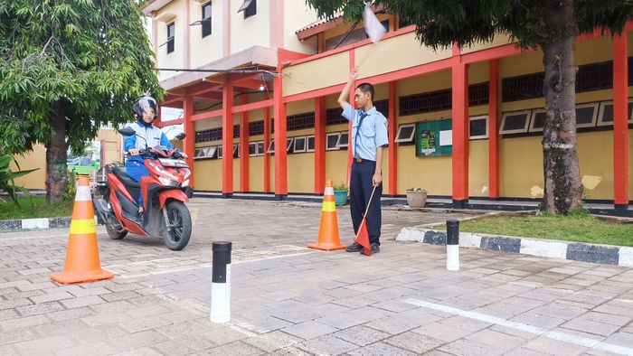 Evaluasi praktek kegiatan Safety Riding Learning  Siswa SMKN1 Bulakamba oleh Instruktur Safety Riding Astra Motor Jateng