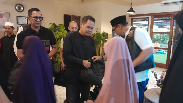 Acara yang diikuti oleh seluruh anggota member HDCI Bekasi, diawali dengan membagikan paket sembako 