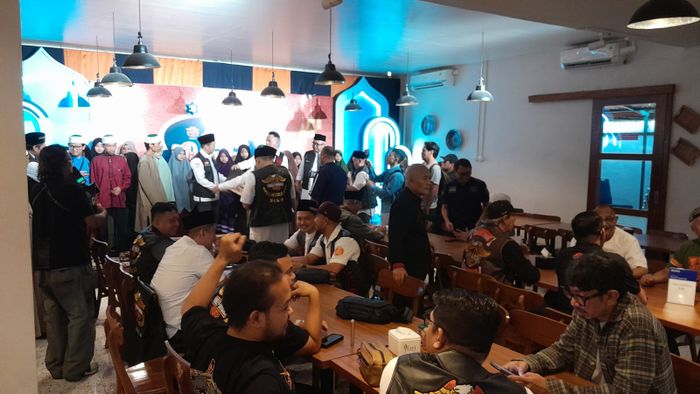 Acara yang diikuti oleh seluruh anggota member HDCI Bekasi, diawali dengan membagikan paket sembako 